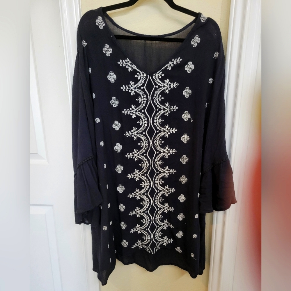 Black and White Embroidered Long Bell Sleeve Tunic Size 3X Plus Size Flo…